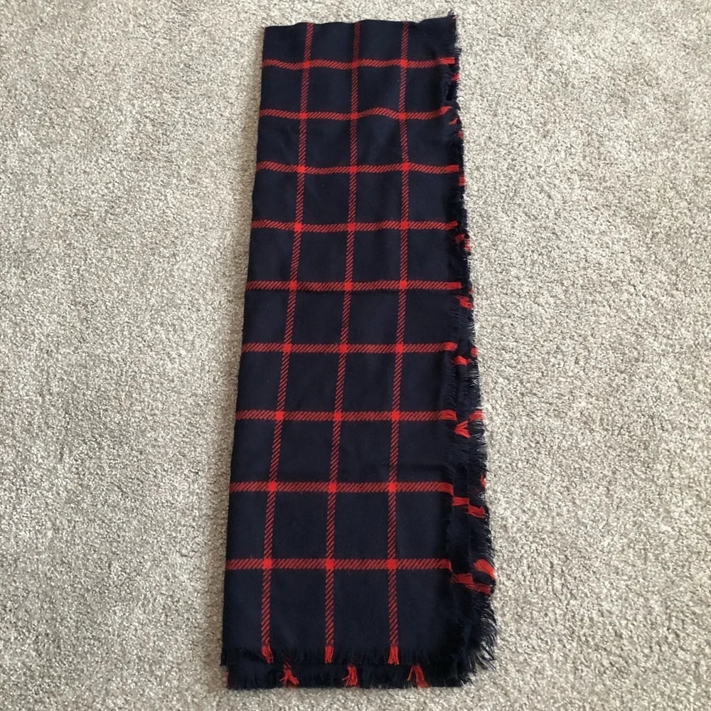 🎀 Navy‎ and Red Scarf